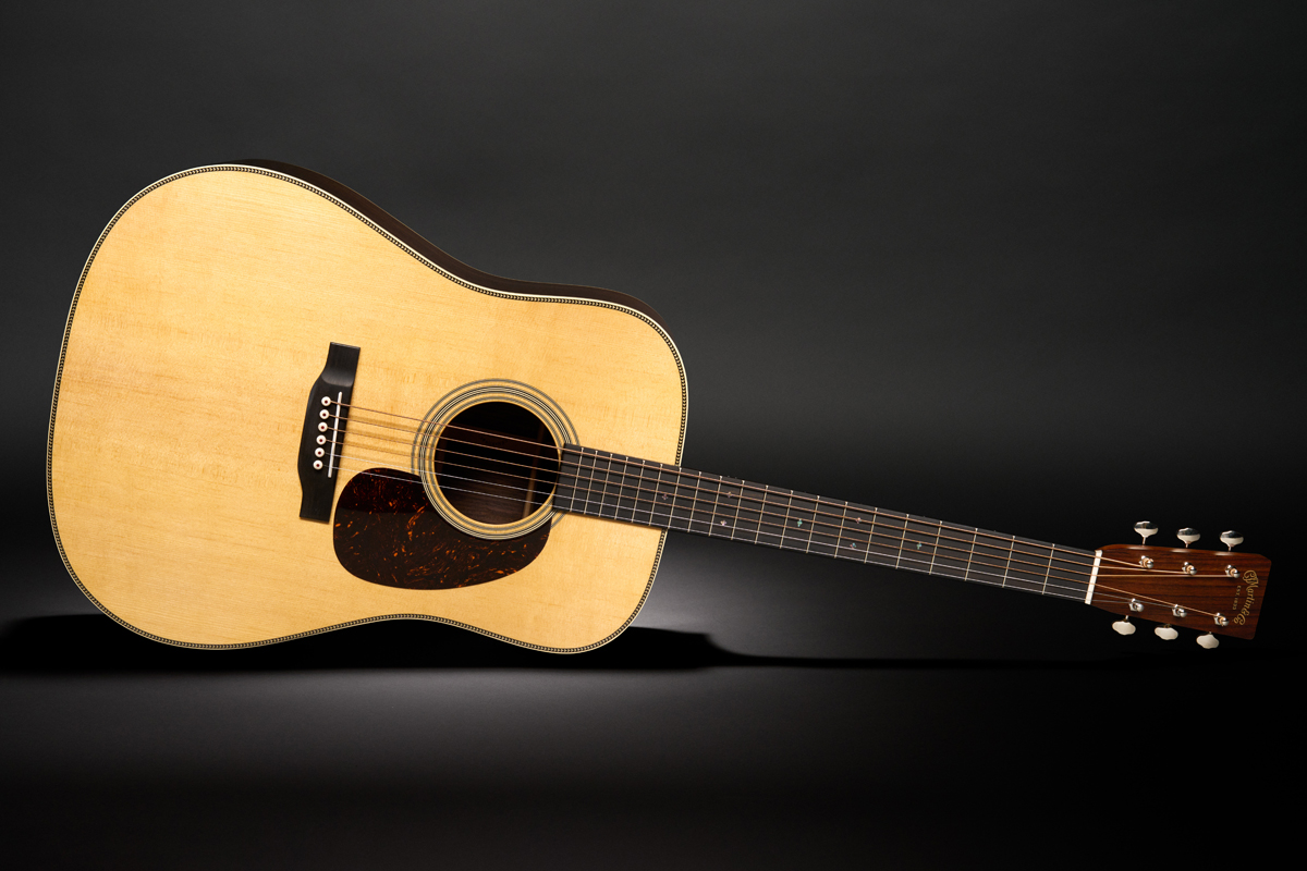 通常のドレッドノートよりも容積が20％増えた Super D-18 と Super HD