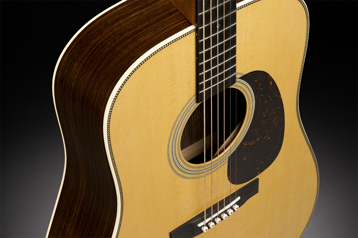 通常のドレッドノートよりも容積が20％増えた Super D-18 と Super HD