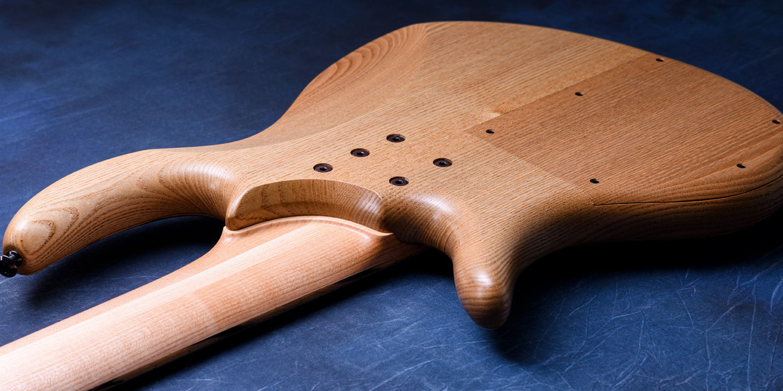 Elrick Bass Guitars Gold Series e-volution 5 Ambrosia Maple Top, Sassafras Back