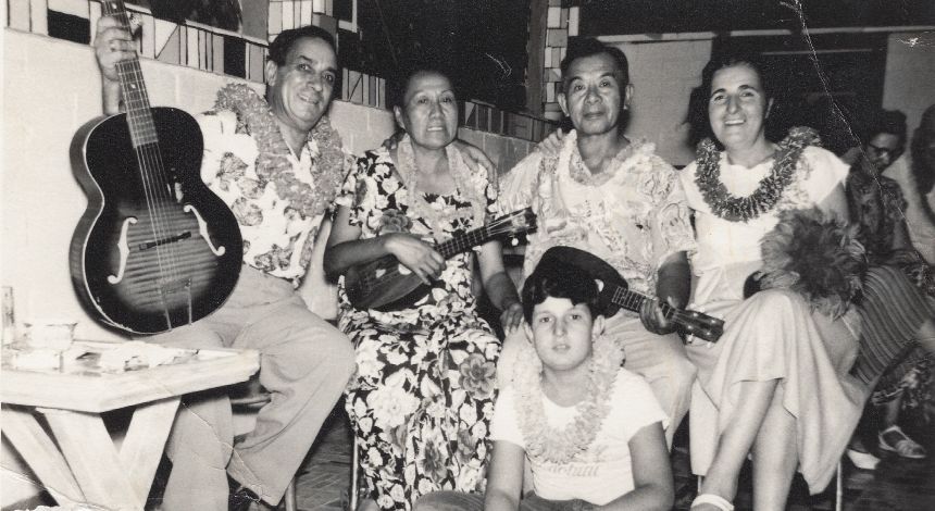 パイナップル・ウクレレをもつサミュエル・カマカ（後列右から2番目）