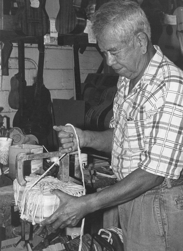 修理を行うサミュエルJr.