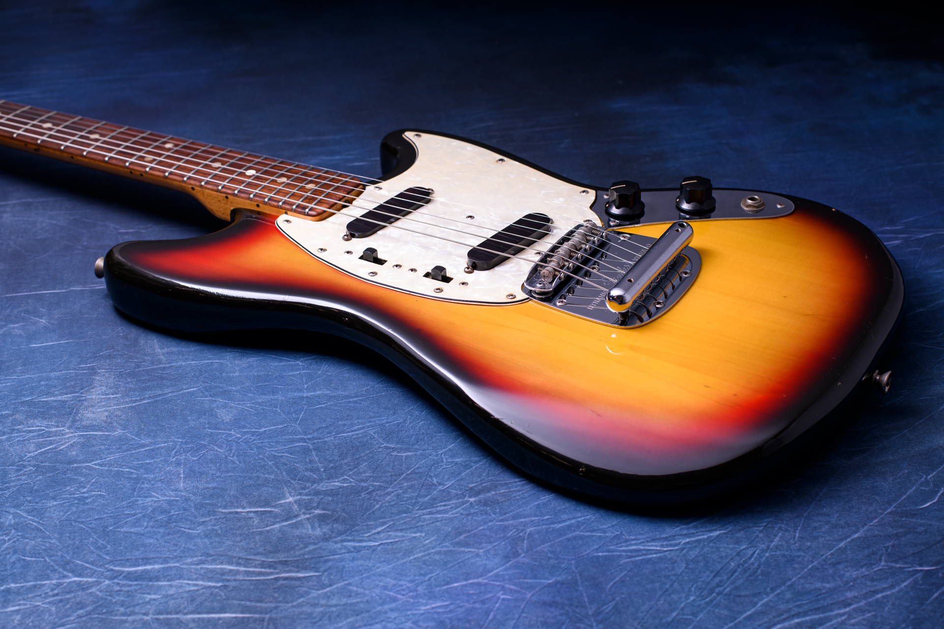 Fender Mustang 1974 -3Tone Sunburst-